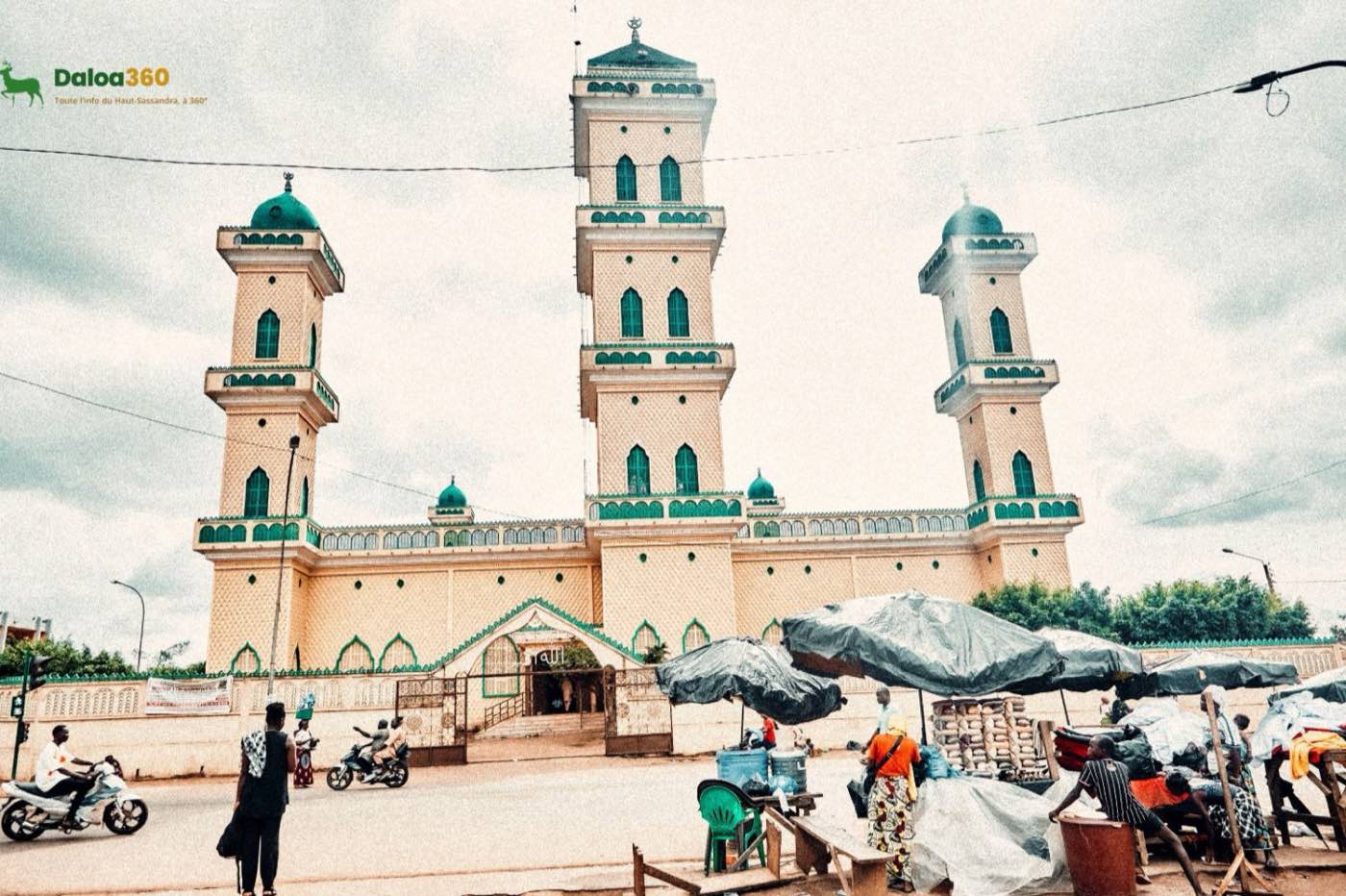 Façade de la Grande Mosquée de Daloa et animation du marché, au quartier Texas.