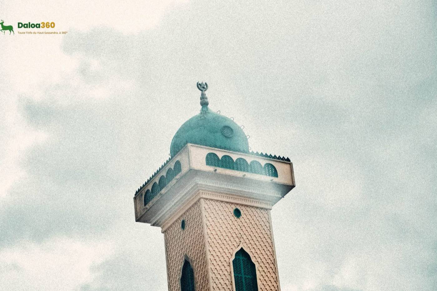 Minaret de la Grande Mosquée de Daloa coiffé d'une coupole verte et d'un croissant.