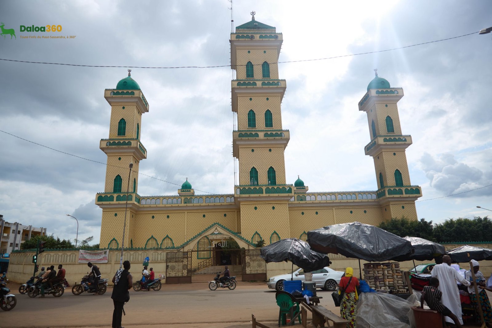 Grande Mosquée de Daloa, au quartier Texas, avec ses trois minarets et sa façade ornée.