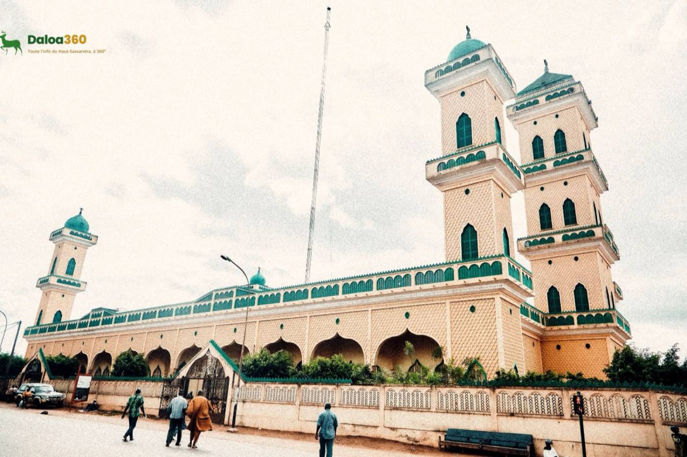 Vue latérale de la Grande Mosquée de Daloa montrant la salle de prière et ses arcades.