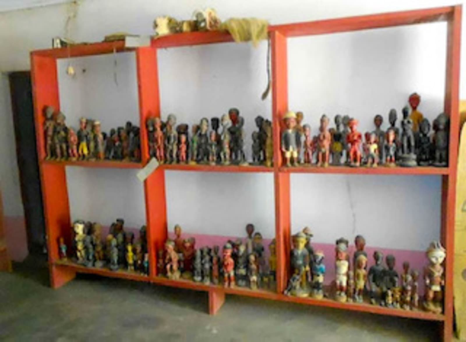 Étagères de statuettes sculptées exposées au Musée Adjoman Mihin Raphaël d'Alladjékro.